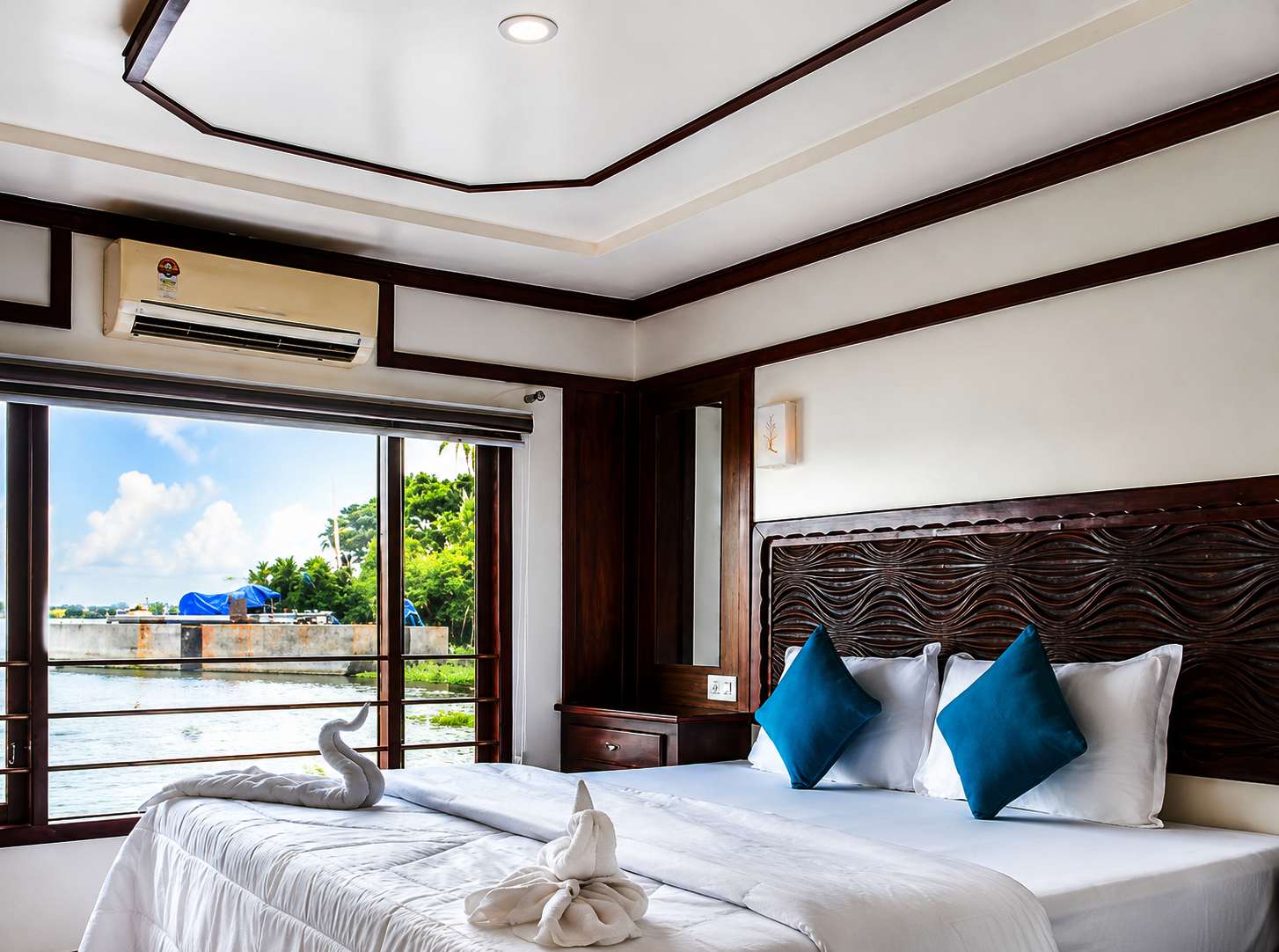 Premium houseboat view 3